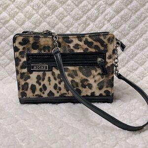 Miche Interchangeable Purse Base Bag Leopard.  video shows how to change bag.
